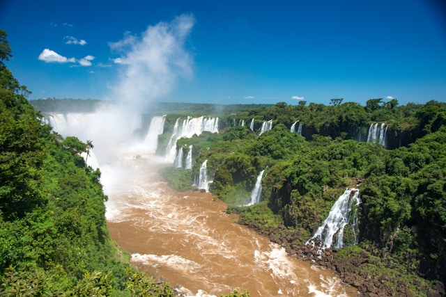 Pourquoi les chutes d’Iguazu sont-elles considérées comme l’une des merveilles naturelles du monde ?